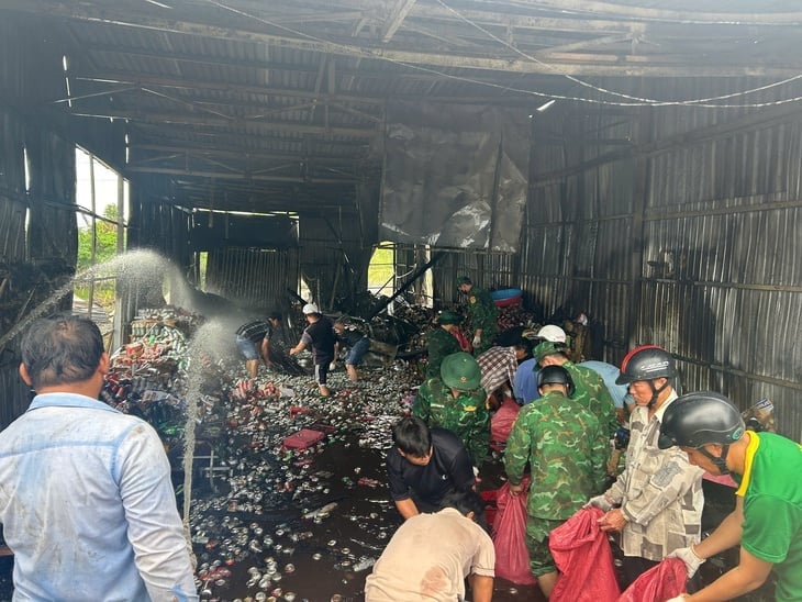 Cán bộ, chiến sĩ Đồn Biên phòng Khánh Hội phối hợp cùng lực lượng địa phương giúp người dân chữa đám cháy. Ảnh: Hoàng Tá. Cán bộ, chiến sĩ Đồn Biên phòng Khánh Hội phối hợp cùng lực lượng địa phương giúp người dân chữa đám cháy. Ảnh: Hoàng Tá.