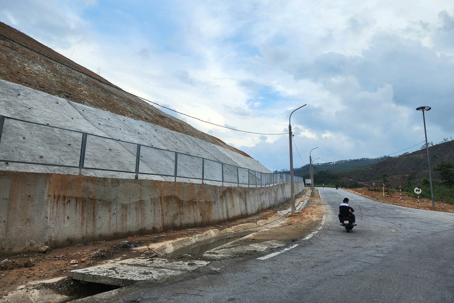Điểm sạt trượt ngã 3 cầu Vành Lược (phường Vàng Danh, TP Uông Bí) xuất hiện sau bão Yagi đã được xử lý, đảm bảo an toàn cho người dân khi đi qua. Ảnh: Cường Vũ.