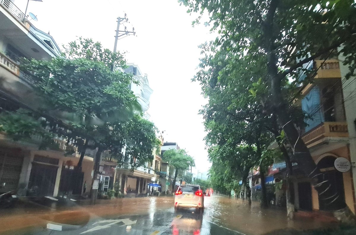 Đường giao thông tại thành phố Tuyên Quang ngập úng khiến việc di chuyển của các phương tiện gặp khó khăn. Ảnh: Đào Thanh. Đường giao thông tại thành phố Tuyên Quang ngập úng khiến việc di chuyển của các phương tiện gặp khó khăn. Ảnh: Đào Thanh.