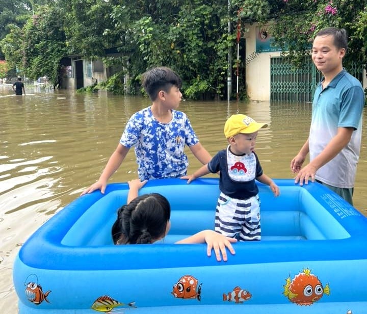 Mưa lớn khiến một số tuyến phố ở thành phố Tuyên Quang bị ngập úng cục bộ. Ảnh: Tuyết Tuyết. Mưa lớn khiến một số tuyến phố ở thành phố Tuyên Quang bị ngập úng cục bộ. Ảnh: Tuyết Tuyết.