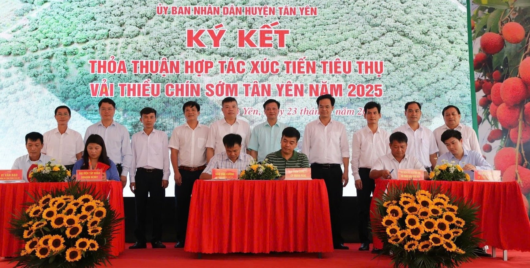 Lễ ký kết thoả thuận hợp tác xúc tiến tiêu thụ vải thiều chín sớm Tân Yên năm 2025. Ảnh: Phạm Minh. Lễ ký kết thoả thuận hợp tác xúc tiến tiêu thụ vải thiều chín sớm Tân Yên năm 2025. Ảnh: Phạm Minh.