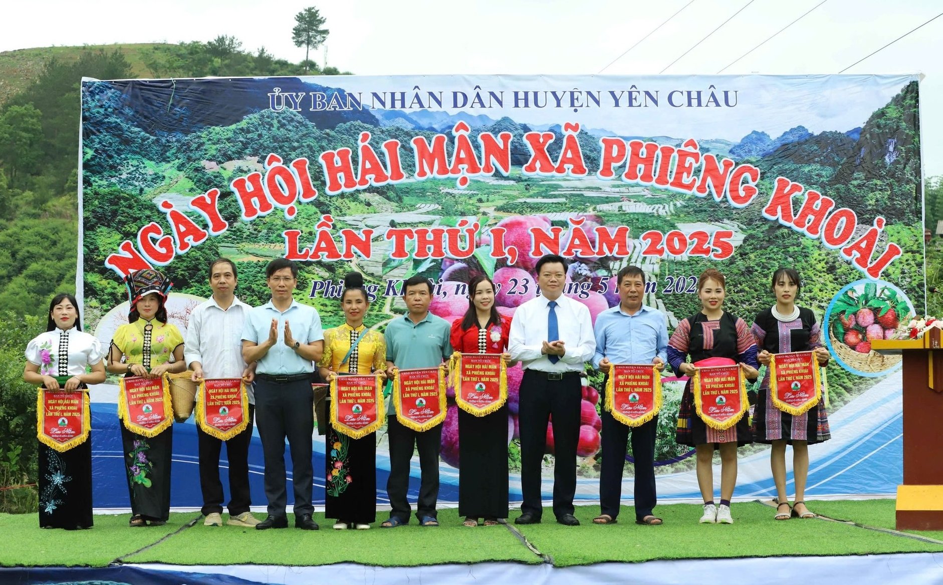 BTC Ngày hội trao cờ lưu niệm cho 9 đội thi. Ảnh: Nguyễn Nga. BTC Ngày hội trao cờ lưu niệm cho 9 đội thi. Ảnh: Nguyễn Nga.