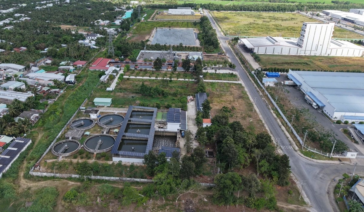 Lượng nước thải phát sinh hằng ngày của 31 doanh nghiệp thứ cấp đang hoạt động tại KCN Hòa Phú đều được thu gom về nhà máy xử lý nước thải tập trung để xử lý. Ảnh: Lê Hùng. Lượng nước thải phát sinh hằng ngày của 31 doanh nghiệp thứ cấp đang hoạt động tại KCN Hòa Phú đều được thu gom về nhà máy xử lý nước thải tập trung để xử lý. Ảnh: Lê Hùng.