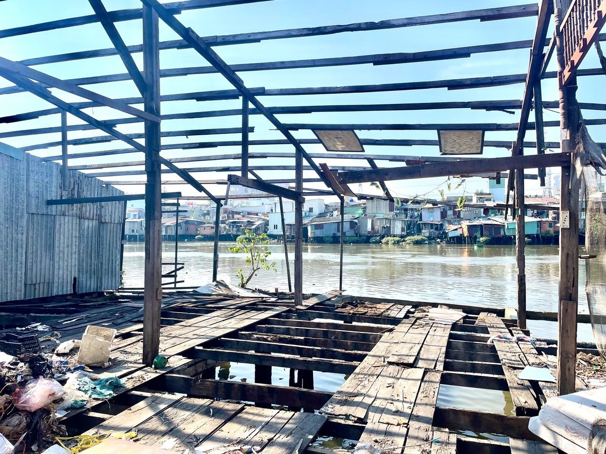 Căn nhà 'cao cẳng' nằm hoàn toàn trên mặt kênh Đôi sau khi được tháo dỡ. Ảnh: Đình Du. Căn nhà 'cao cẳng' nằm hoàn toàn trên mặt kênh Đôi sau khi được tháo dỡ. Ảnh: Đình Du.