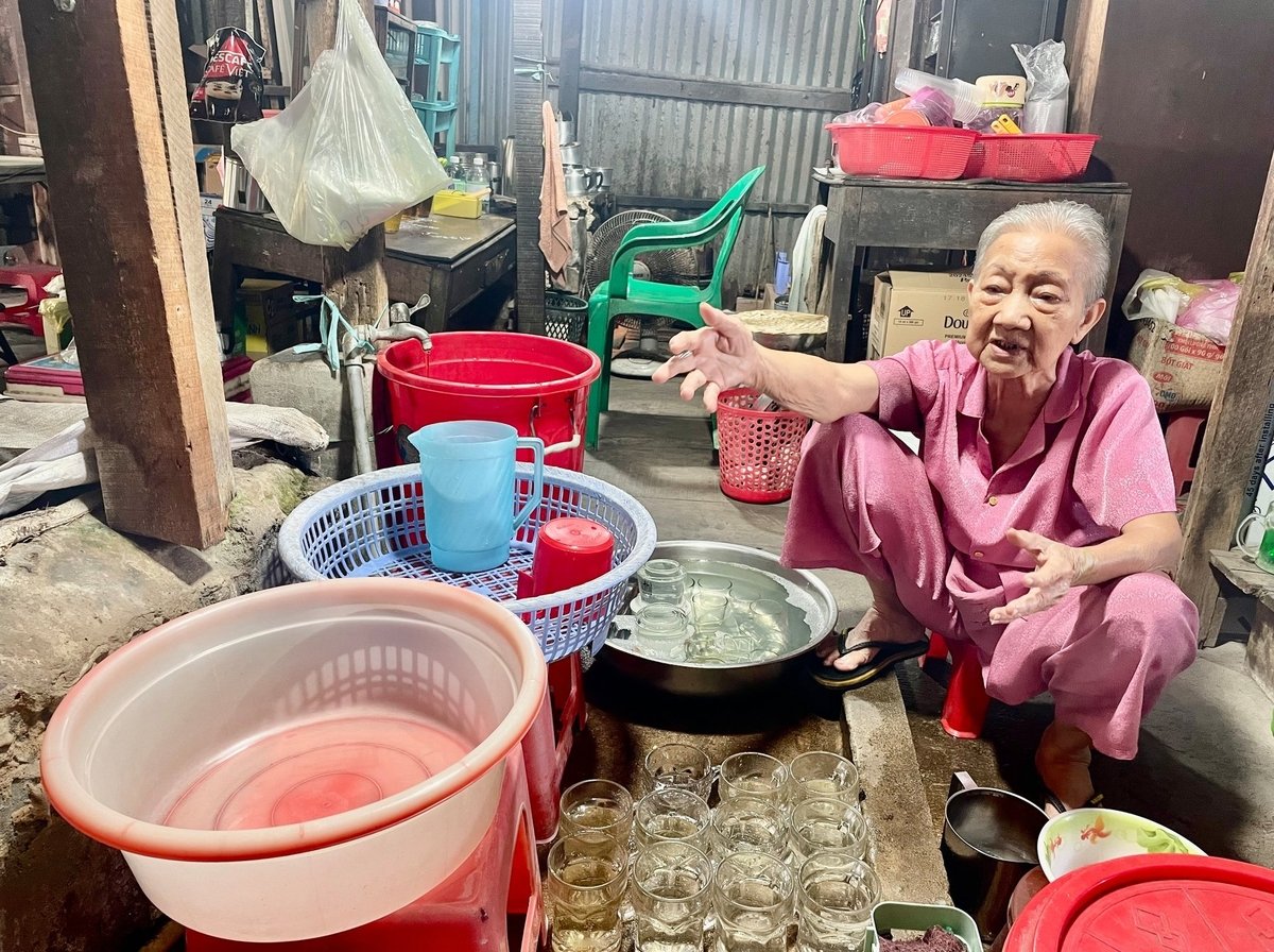 Cả đời sinh sống bên con nước, dì Ba xem kênh Đôi như người bạn tri kỷ. Ảnh: Đình Du. Cả đời sinh sống bên con nước, dì Ba xem kênh Đôi như người bạn tri kỷ. Ảnh: Đình Du.