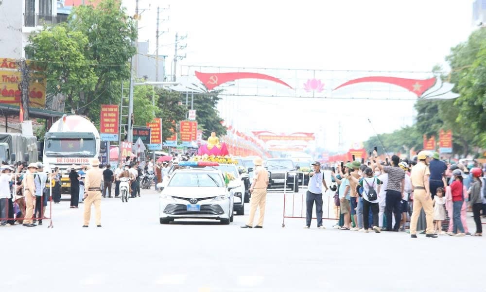Lực lượng cảnh sát giao thông phân luồng, bảo đảm an toàn giao thông. Ảnh: Nguyễn Hưởng. Lực lượng cảnh sát giao thông phân luồng, bảo đảm an toàn giao thông. Ảnh: Nguyễn Hưởng.