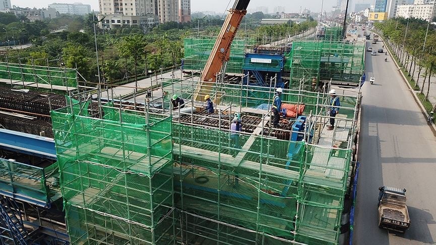 Công nhân làm việc bất kể nắng nóng để đảm bảo tiến độ dự án. Ảnh: cafeF. Công nhân làm việc bất kể nắng nóng để đảm bảo tiến độ dự án. Ảnh: cafeF.