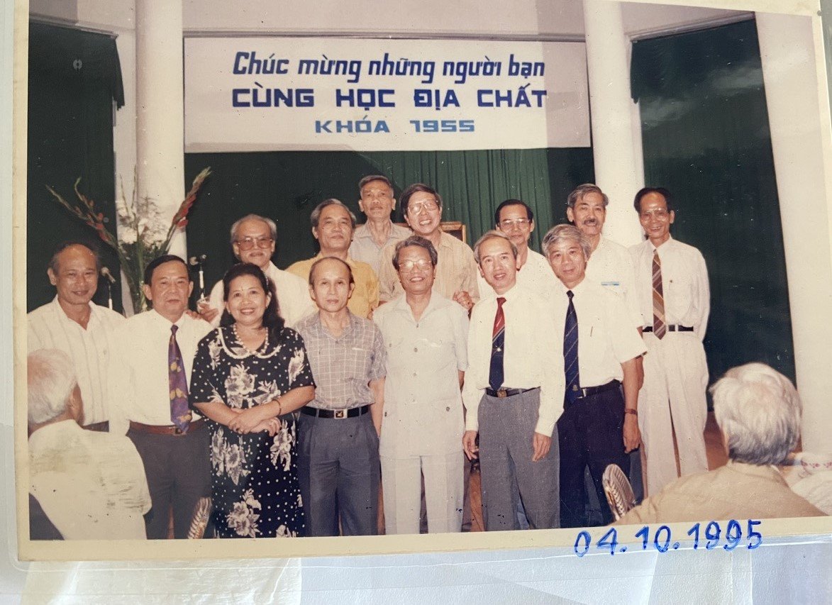 Ông Trần Đức Lương (đeo kính đứng hàng đầu) chụp ảnh lưu niệm cùng lớp Địa chất đầu tiên năm 1955 (ảnh chụp năm 1995). Ảnh: GS.TS. Trần Văn Trị. Ông Trần Đức Lương (đeo kính đứng hàng đầu) chụp ảnh lưu niệm cùng lớp Địa chất đầu tiên năm 1955 (ảnh chụp năm 1995). Ảnh: GS.TS. Trần Văn Trị.