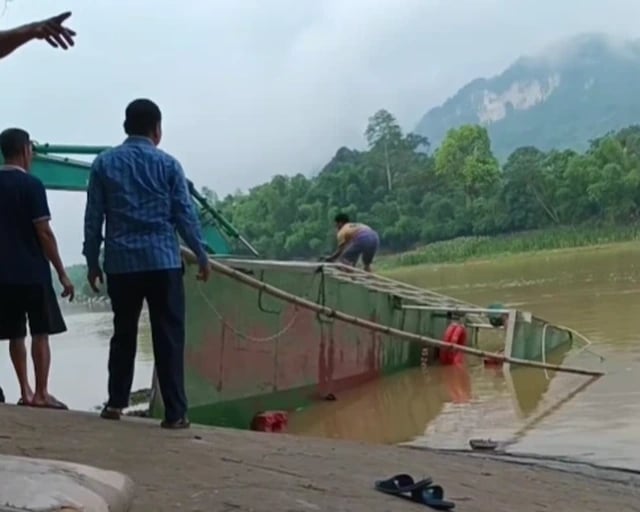 Lật đò chở 10 học sinh trên sông Mã. Ảnh: Người dân cung cấp Lật đò chở 10 học sinh trên sông Mã. Ảnh: Người dân cung cấp