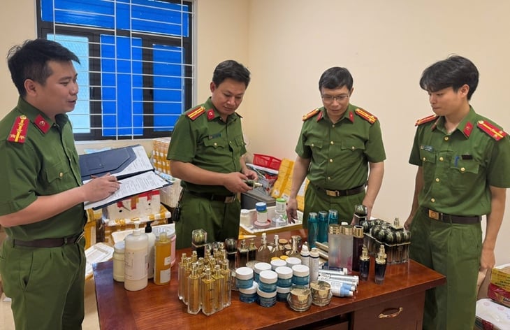 Lực lượng chức năng thu giữ một loạt mỹ phẩm giả. Ảnh: Công an Thanh Hóa Lực lượng chức năng thu giữ một loạt mỹ phẩm giả. Ảnh: Công an Thanh Hóa