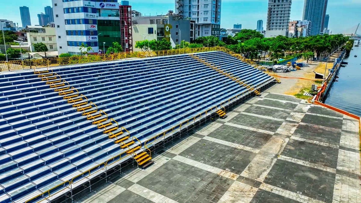 Khán đài với tổng số hơn 10 ngàn chỗ ngồi mỗi đêm, hứa hẹn bùng nổ một kỳ thi pháo hoa rực rỡ bên dòng sông Hàn thơ mộng. Ảnh: Phạm Huy. Khán đài với tổng số hơn 10 ngàn chỗ ngồi mỗi đêm, hứa hẹn bùng nổ một kỳ thi pháo hoa rực rỡ bên dòng sông Hàn thơ mộng. Ảnh: Phạm Huy.