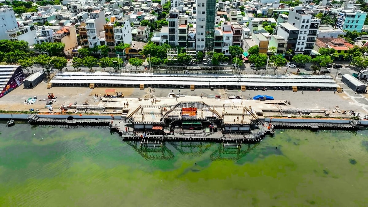 Sân khấu được đầu tư, xây dựng bài bản với một phần nổi trên mặt nước sông Hàn. Ảnh: Phạm Huy. Sân khấu được đầu tư, xây dựng bài bản với một phần nổi trên mặt nước sông Hàn. Ảnh: Phạm Huy.