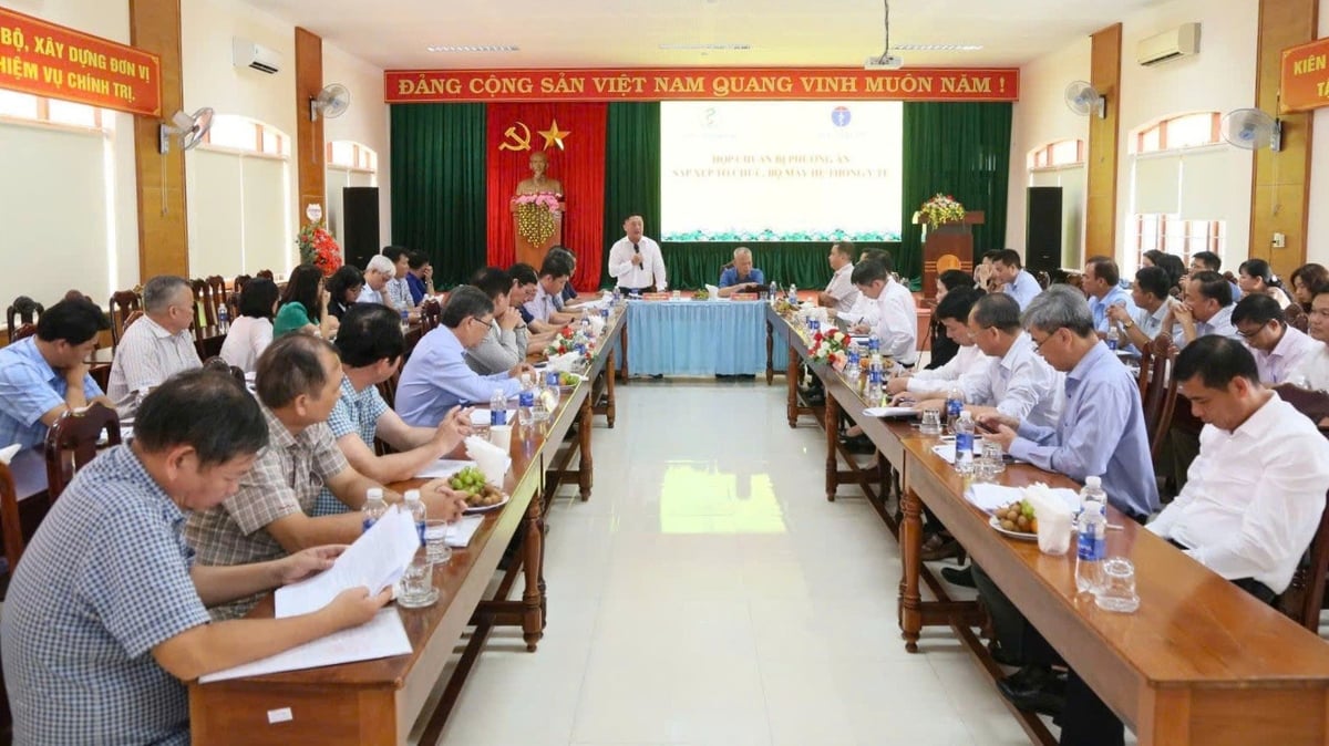 Lãnh đạo Sở Y tế Đắk Lắk và Sở Y tế Phú Yên họp bàn phương án sau sáp nhập tỉnh. Ảnh: Tuấn Trần. Lãnh đạo Sở Y tế Đắk Lắk và Sở Y tế Phú Yên họp bàn phương án sau sáp nhập tỉnh. Ảnh: Tuấn Trần.