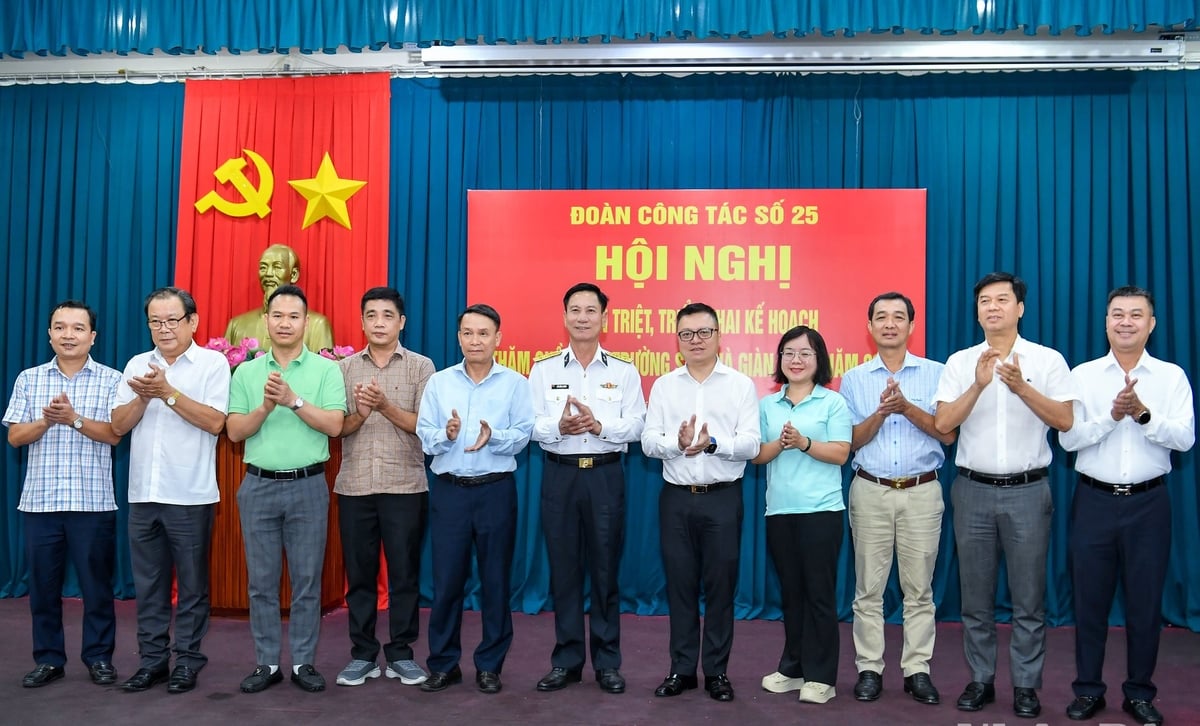 Đoàn công tác gồm 100 lãnh đạo, phóng viên các cơ quan báo chí, hội nhà báo trong cả nước họp đoàn công tác đi thăm Trường Sa, nhà giàn DK1 nhân kỷ niệm 100 năm Ngày Báo chí Cách mạng Việt Nam (21/6/1925-21/6/2025). Ảnh: Thành Đạt. Đoàn công tác gồm 100 lãnh đạo, phóng viên các cơ quan báo chí, hội nhà báo trong cả nước họp đoàn công tác đi thăm Trường Sa, nhà giàn DK1 nhân kỷ niệm 100 năm Ngày Báo chí Cách mạng Việt Nam (21/6/1925-21/6/2025). Ảnh: Thành Đạt.