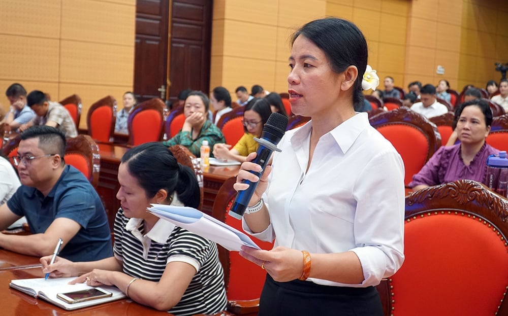 Cán bộ Sở Văn hóa, Thể thao và Du lịch tỉnh Yên Bái tham gia ý kiến vào Dự thảo Hiến pháp sửa đổi tại hội nghị. Ảnh: Minh Huyền. Cán bộ Sở Văn hóa, Thể thao và Du lịch tỉnh Yên Bái tham gia ý kiến vào Dự thảo Hiến pháp sửa đổi tại hội nghị. Ảnh: Minh Huyền.