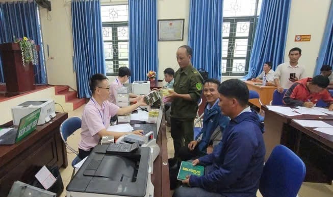Người dân nhận tiền dịch vụ môi trường rừng. Ảnh: Trần Hương. Người dân nhận tiền dịch vụ môi trường rừng. Ảnh: Trần Hương.