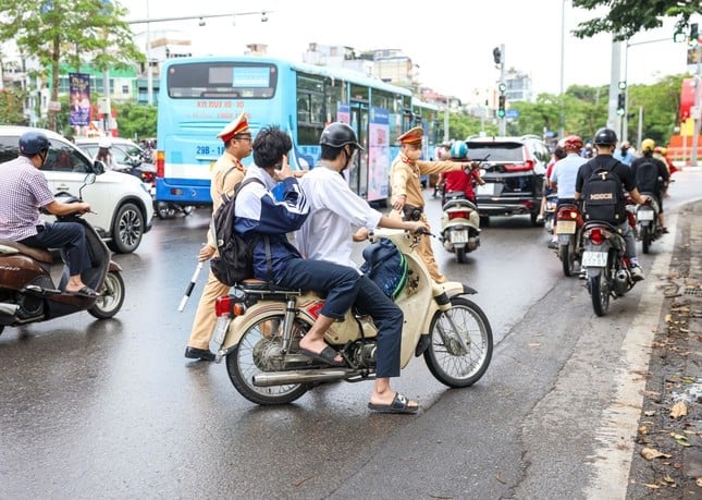 Nhiều học sinh không đội mũ bảo hiểm khi tham gia giao thông. Ảnh: doanhnghiepvadautu.info.vn Nhiều học sinh không đội mũ bảo hiểm khi tham gia giao thông. Ảnh: doanhnghiepvadautu.info.vn