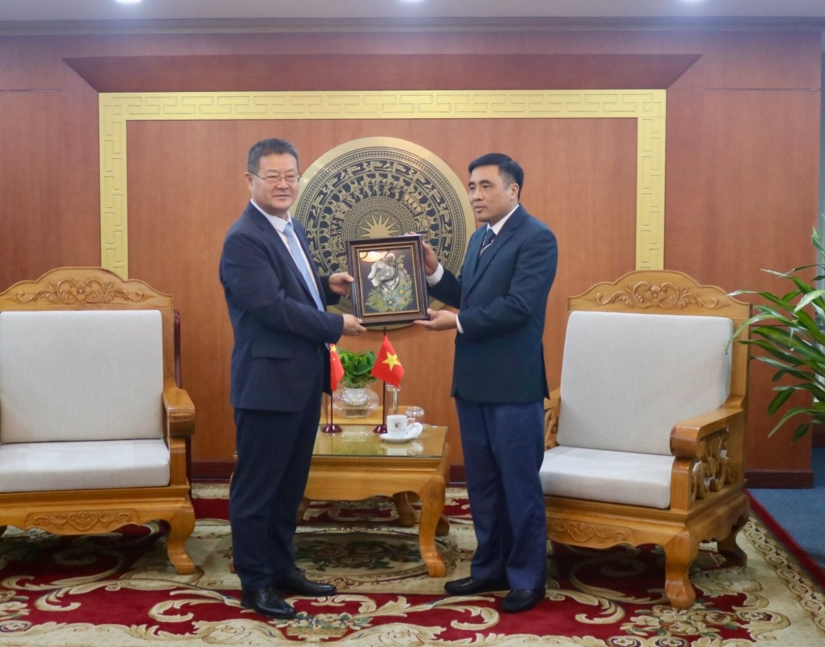 Ông Lưu Đào - Phó Chủ tịch tỉnh Thanh Hải tặng quà lưu niệm Thứ trưởng Nguyễn Quốc Trị. Ảnh: Minh Hạnh. Ông Lưu Đào - Phó Chủ tịch tỉnh Thanh Hải tặng quà lưu niệm Thứ trưởng Nguyễn Quốc Trị. Ảnh: Minh Hạnh.