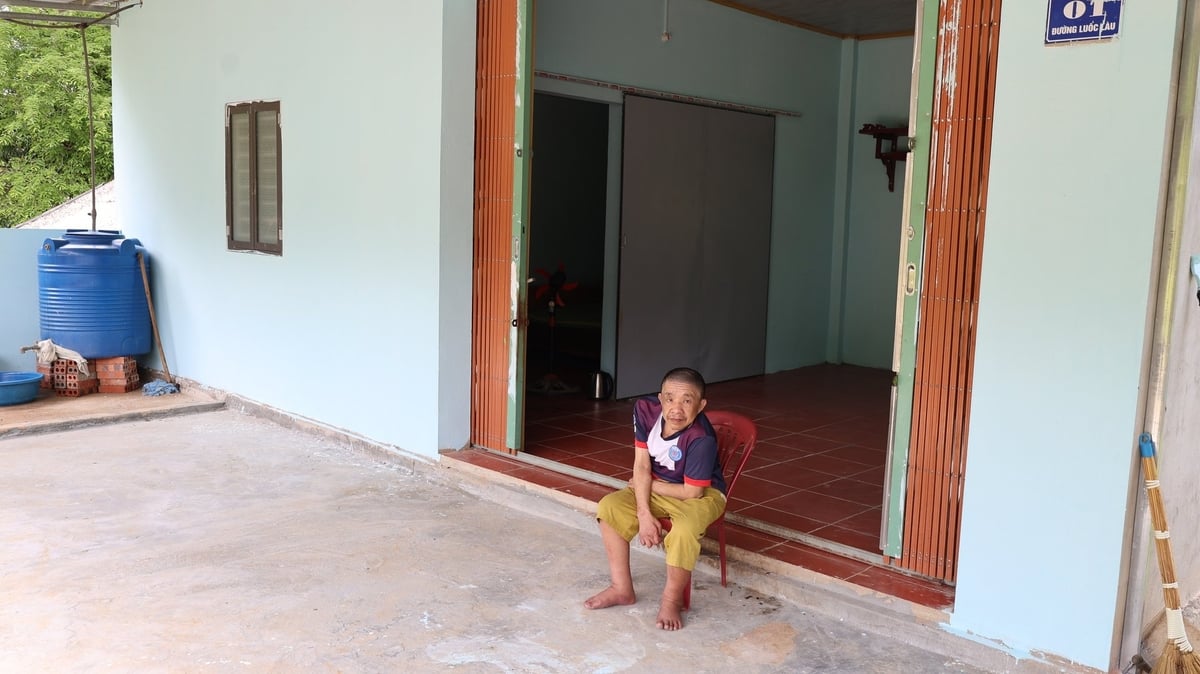 Ông Lui bên căn nhà mới kiên cố, không còn phập phồng lo lắng khi mưa bão đến. Ảnh: Thanh Tâm Ông Lui bên căn nhà mới kiên cố, không còn phập phồng lo lắng khi mưa bão đến. Ảnh: Thanh Tâm