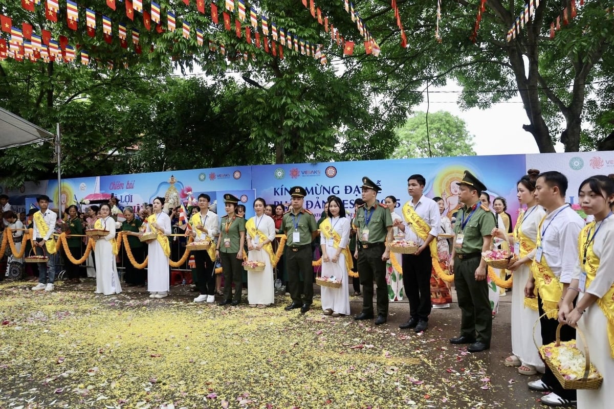 Lực lượng công an bảo đảm an ninh, trật tự cho các các hoạt động đón rước và tôn trí Xá lợi Phật tại tỉnh Bắc Giang. Ảnh: Đức Mạnh. Lực lượng công an bảo đảm an ninh, trật tự cho các các hoạt động đón rước và tôn trí Xá lợi Phật tại tỉnh Bắc Giang. Ảnh: Đức Mạnh.