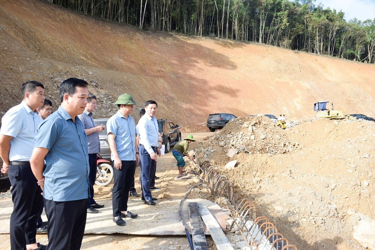 Phó chủ tịch UBND tỉnh Nghệ An kiểm tra an toàn xây dựng, phòng chống sạt lở, tiến độ thi công công trình đường tại huyện Tương Dương ngày 21/5/2025. Ảnh: Công thông tin điện tử Nghệ An. Phó chủ tịch UBND tỉnh Nghệ An kiểm tra an toàn xây dựng, phòng chống sạt lở, tiến độ thi công công trình đường tại huyện Tương Dương ngày 21/5/2025. Ảnh: Công thông tin điện tử Nghệ An.