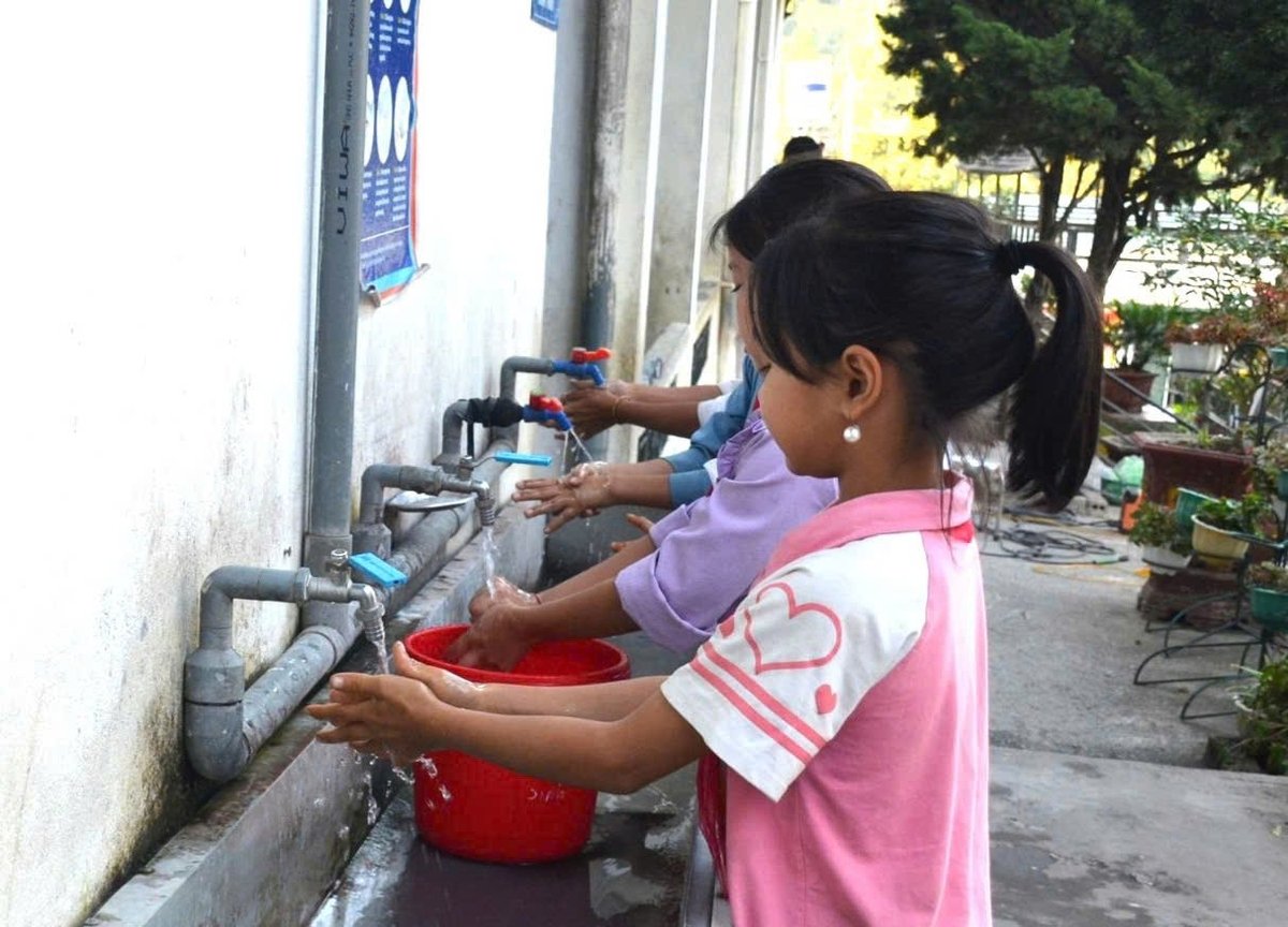 Học sinh trường Tiểu học Sa Lông sử dung chung nguồn nước của người dân. Ảnh: Trần Hương. Học sinh trường Tiểu học Sa Lông sử dung chung nguồn nước của người dân. Ảnh: Trần Hương.