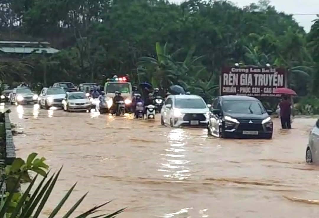 Một số nơi trên quốc lộ 2 bị ngập úng cục bộ gây khó khăn cho việc đi lại của các phương tiện giao thông. Ảnh: Bạn đọc cung cấp. Một số nơi trên quốc lộ 2 bị ngập úng cục bộ gây khó khăn cho việc đi lại của các phương tiện giao thông. Ảnh: Bạn đọc cung cấp.