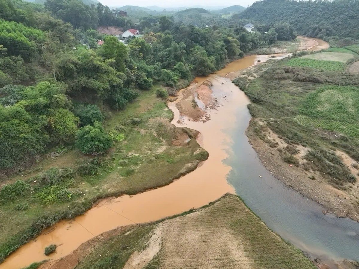 Vị trí lấy nước thô hiện tại của Trạm cấp nước Quỳ Hợp bị ô nhiễm. Ảnh: Đình Tiệp. Vị trí lấy nước thô hiện tại của Trạm cấp nước Quỳ Hợp bị ô nhiễm. Ảnh: Đình Tiệp.