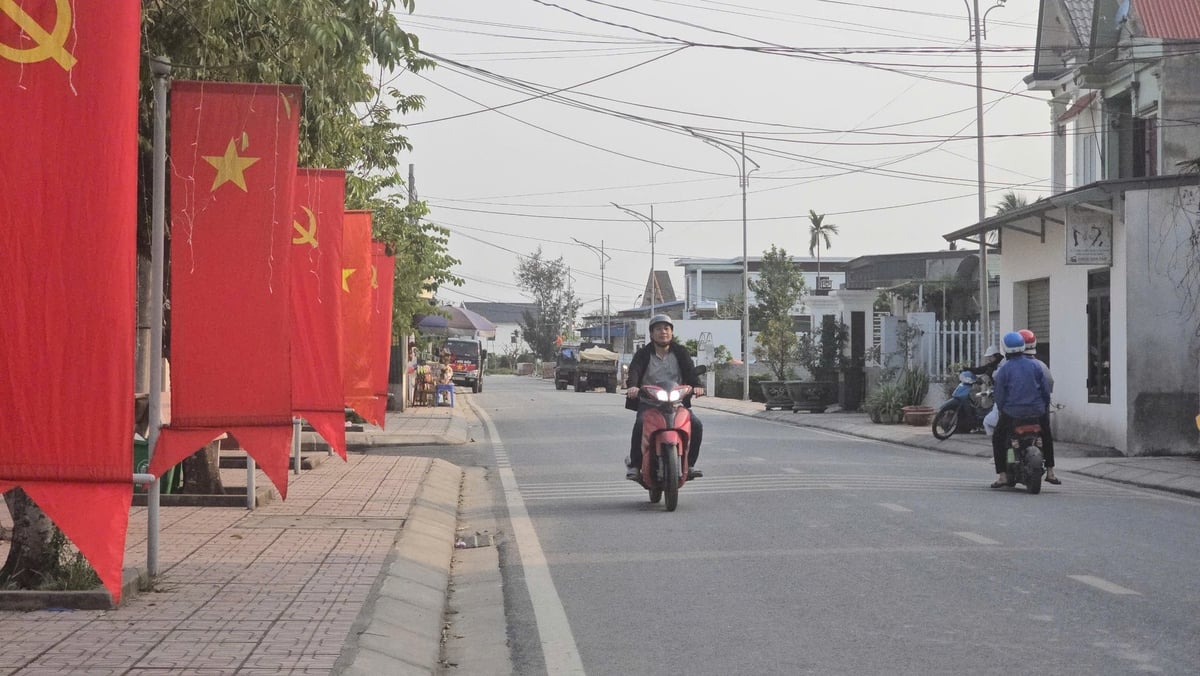 Tuyến đường trục xã tại Bát Trang được làm rộng rãi, có điện chiếu sáng, khang trang sạch đẹp. Ảnh: Đinh Mười. Tuyến đường trục xã tại Bát Trang được làm rộng rãi, có điện chiếu sáng, khang trang sạch đẹp. Ảnh: Đinh Mười.
