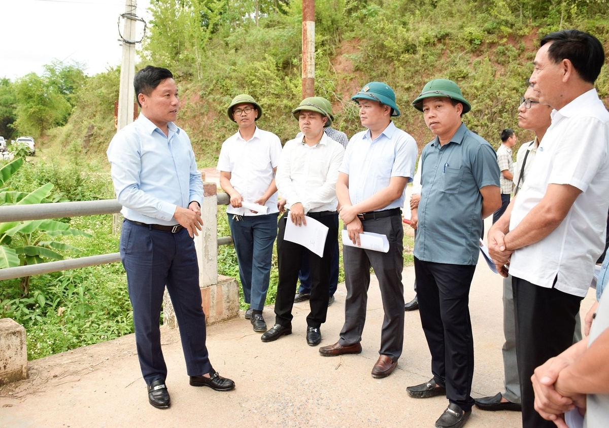 Đoàn công tác của UBND tỉnh Nghệ An khảo sát thực địa tại vị trí lấy nước thô mới suối Nậm Choọng. Ảnh: Cổng thông tin điện tử Nghệ An. Đoàn công tác của UBND tỉnh Nghệ An khảo sát thực địa tại vị trí lấy nước thô mới suối Nậm Choọng. Ảnh: Cổng thông tin điện tử Nghệ An.