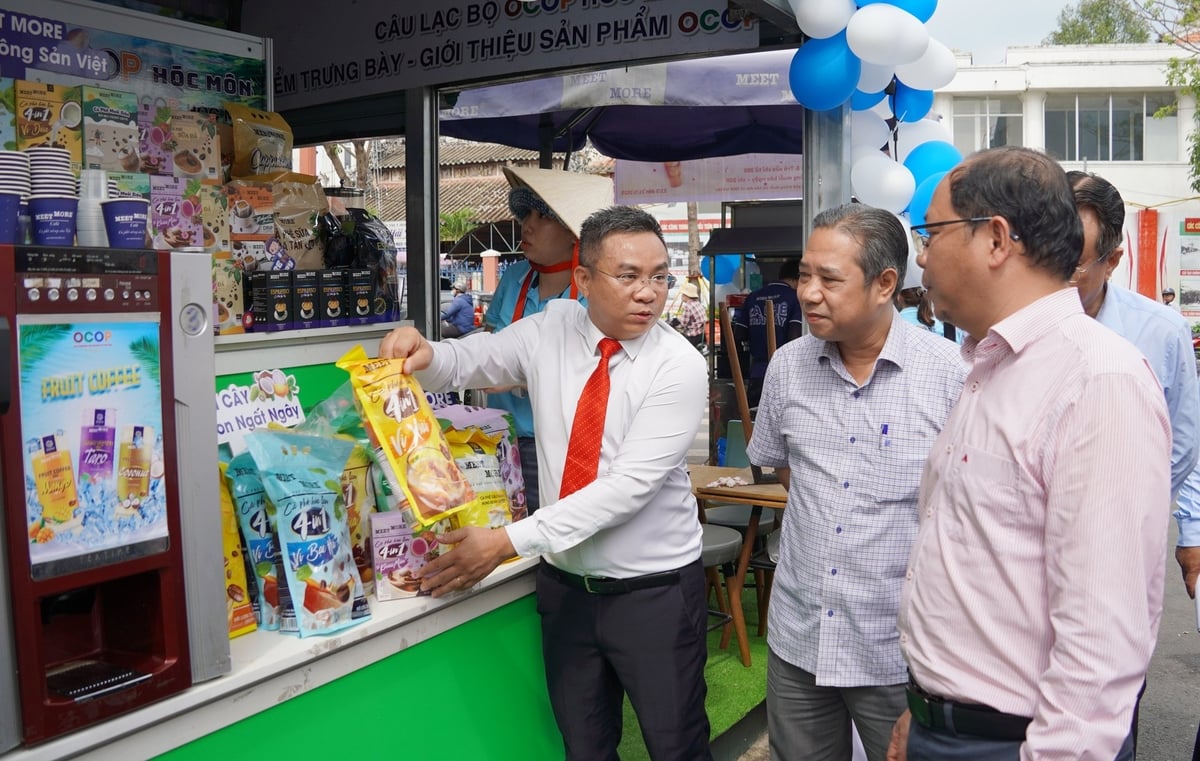 Lãnh đạo UBND huyện Hóc Môn tham quan điểm bán sản phẩm OCOP đặt ngay tại vị trí trung tâm chợ Hóc Môn. Ảnh: Nguyễn Thủy. Lãnh đạo UBND huyện Hóc Môn tham quan điểm bán sản phẩm OCOP đặt ngay tại vị trí trung tâm chợ Hóc Môn. Ảnh: Nguyễn Thủy.