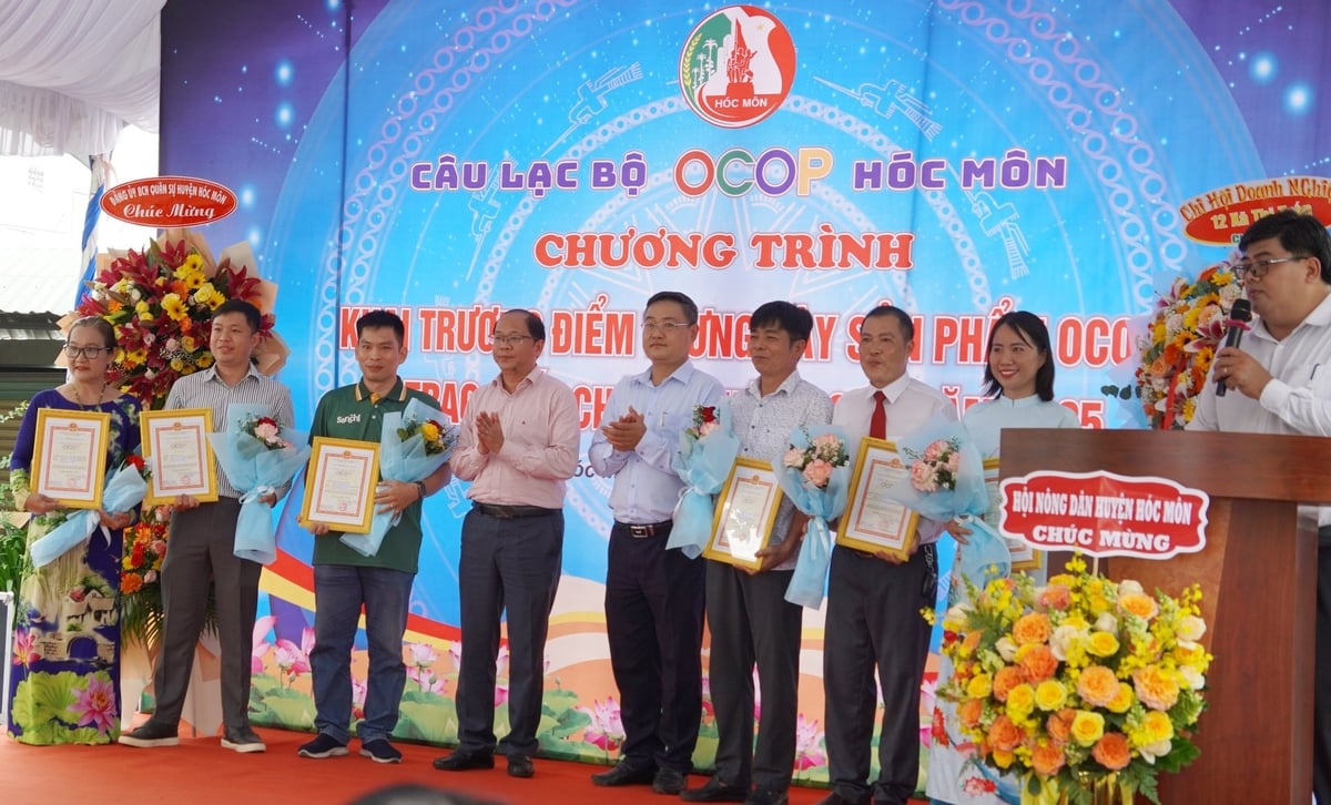 Lãnh đạo UBND huyện Hóc Môn trao chứng nhận OCOP cho 6 chủ thể. Ảnh: Nguyễn Thủy. Lãnh đạo UBND huyện Hóc Môn trao chứng nhận OCOP cho 6 chủ thể. Ảnh: Nguyễn Thủy.