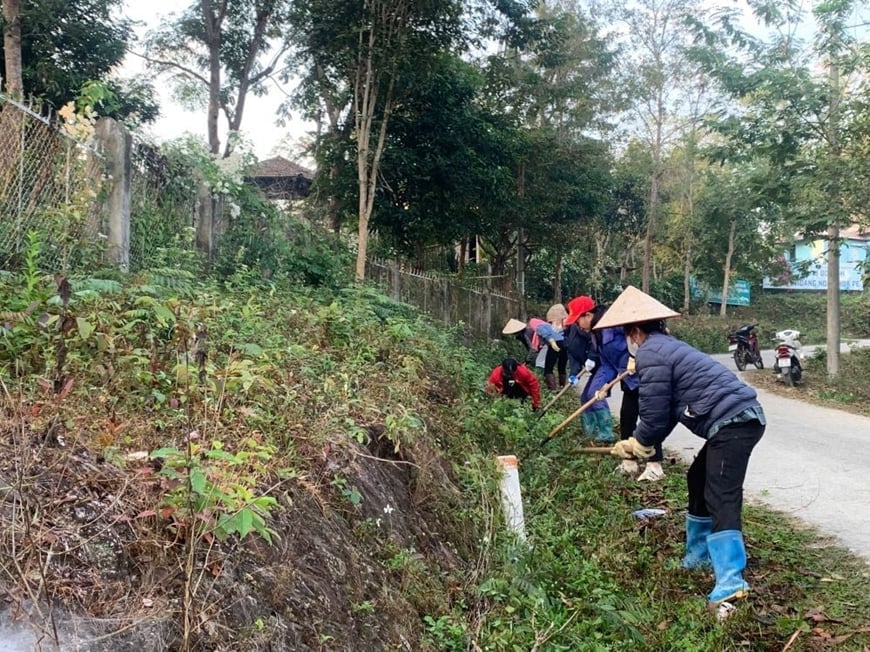 Hội viên phụ nữ xã Thanh Luông tham gia phát quang cây cỏ dọc đường biên. Ảnh: Hội LHPN xã Thanh Luông. Hội viên phụ nữ xã Thanh Luông tham gia phát quang cây cỏ dọc đường biên. Ảnh: Hội LHPN xã Thanh Luông.