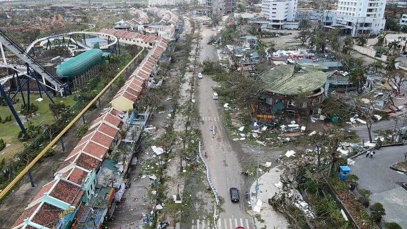 Khu phố thương mại trung tâm của Bãi Cháy tan hoang sau bão số 3 năm 2024. Ảnh: CTTĐT Quảng Ninh. Khu phố thương mại trung tâm của Bãi Cháy tan hoang sau bão số 3 năm 2024. Ảnh: CTTĐT Quảng Ninh.