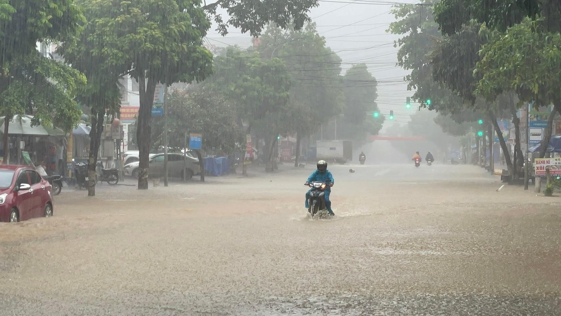 UBND tỉnh Sơn La yêu cầu các địa phương trên địa bàn khẩn trương triển khai các biện pháp phòng, chống thiên tai nhằm giảm thiểu thiệt hại tới mức thấp nhất. Ảnh: Nguyễn Nga. UBND tỉnh Sơn La yêu cầu các địa phương trên địa bàn khẩn trương triển khai các biện pháp phòng, chống thiên tai nhằm giảm thiểu thiệt hại tới mức thấp nhất. Ảnh: Nguyễn Nga.