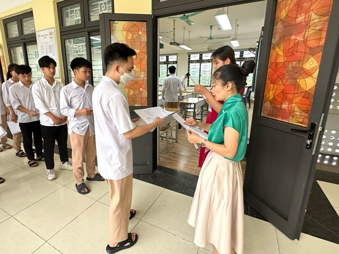 Lào Cai sẽ đưa các thí sinh từ các xã, thôn bản xa về gần địa điểm thi để đảm bảo điều kiện tốt nhất cho thí sinh tại kỳ thi tốt nghiệp trung học phổ thông quốc gia năm 2025. Ảnh: Bích Hợp. Lào Cai sẽ đưa các thí sinh từ các xã, thôn bản xa về gần địa điểm thi để đảm bảo điều kiện tốt nhất cho thí sinh tại kỳ thi tốt nghiệp trung học phổ thông quốc gia năm 2025. Ảnh: Bích Hợp.
