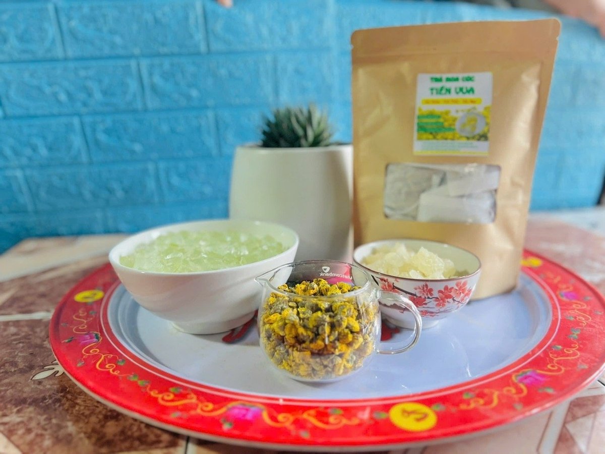 Sản phẩm trà hoa cúc tiến vua ngày càng được người tiêu dùng ưa chuộng. Ảnh: Võ Hà Sản phẩm trà hoa cúc tiến vua ngày càng được người tiêu dùng ưa chuộng. Ảnh: Võ Hà