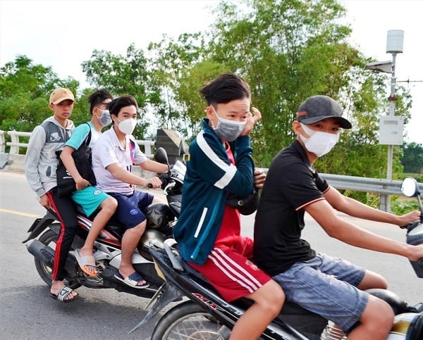 Trẻ em lái xe khi chưa đủ tuổi tiềm ẩn nhiều rủi ro cho bản thân và những người xung quanh. Ảnh: congan.binhdinh.gov.vn Trẻ em lái xe khi chưa đủ tuổi tiềm ẩn nhiều rủi ro cho bản thân và những người xung quanh. Ảnh: congan.binhdinh.gov.vn