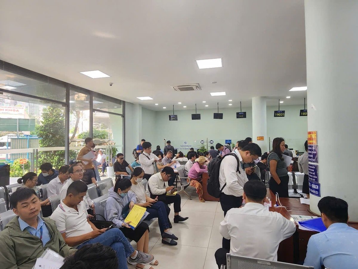 Người dân đến bộ phận một cửa UBND TP Thủ Đức thực hiện thủ tục liên quan đến đất đai. Ảnh: Thục Vy. Người dân đến bộ phận một cửa UBND TP Thủ Đức thực hiện thủ tục liên quan đến đất đai. Ảnh: Thục Vy.