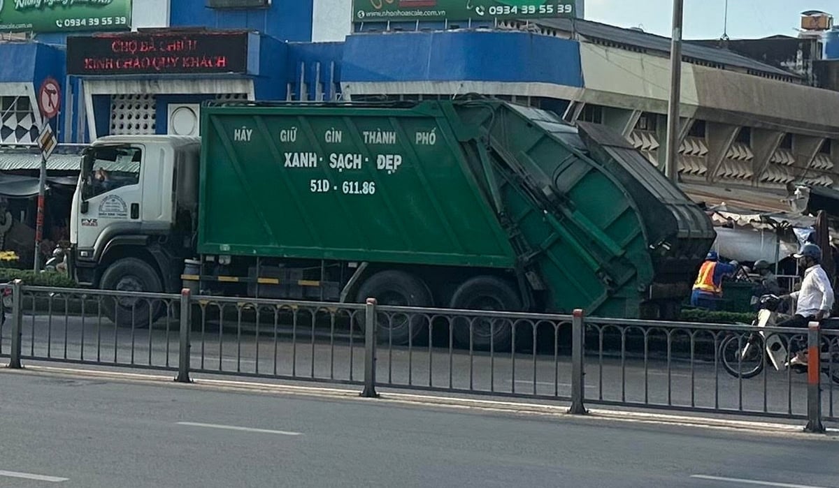 Hoạt động thu gom, vận chuyển rác tại một khu chợ. Ảnh: Tường Tú. Hoạt động thu gom, vận chuyển rác tại một khu chợ. Ảnh: Tường Tú.
