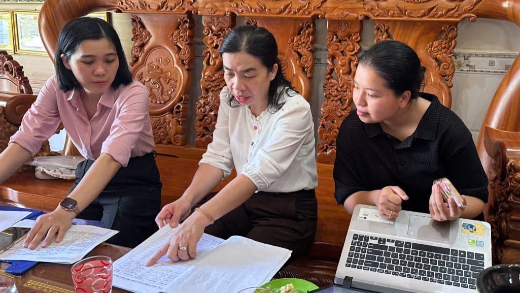 Bà Lưu Đình Lệ Thúy, Chi cục Trưởng Chi cục Trồng trọt và Bảo vệ thực vật Bình Dương (giữa) giám sát hộ kinh doanh Đinh Thị Hằng ở ấp Nước Vàng, xã An Bình. Ảnh: Chi cục TT-BVTV Bình Dương. Bà Lưu Đình Lệ Thúy, Chi cục Trưởng Chi cục Trồng trọt và Bảo vệ thực vật Bình Dương (giữa) giám sát hộ kinh doanh Đinh Thị Hằng ở ấp Nước Vàng, xã An Bình. Ảnh: Chi cục TT-BVTV Bình Dương.