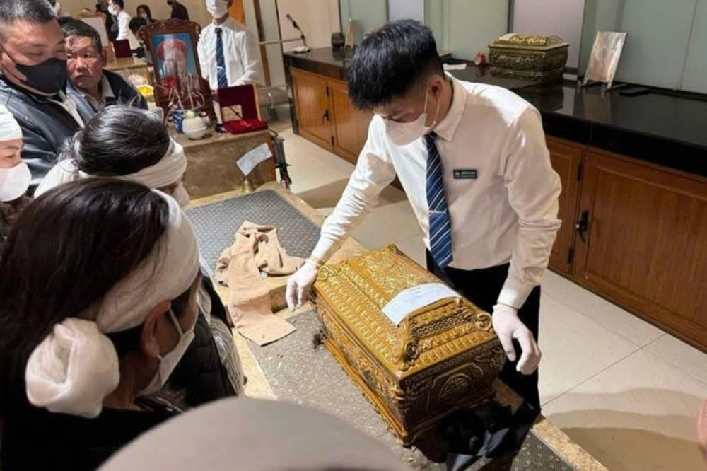 Công ty Cổ phần Thanh Bình An Lạc Viên bị buộc trả lại tiềndo niêm yết giá dịch vụ hỏa táng, giá dịch vụ hành lễ không đúng và cung cấp dịch vụ cao hơn giá niêm yết được phê duyệt. Ảnh: Công an Nam Định. Công ty Cổ phần Thanh Bình An Lạc Viên bị buộc trả lại tiềndo niêm yết giá dịch vụ hỏa táng, giá dịch vụ hành lễ không đúng và cung cấp dịch vụ cao hơn giá niêm yết được phê duyệt. Ảnh: Công an Nam Định.