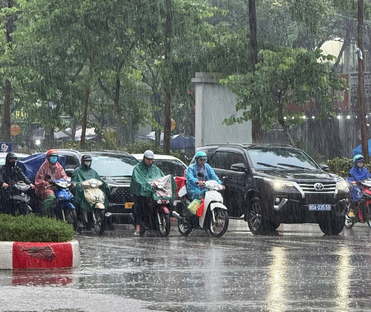 Nội thành Hà Nội bắt đầu mưa to từ khoảng hơn 10h sáng nay 23/5. Ảnh: Việt Đức. Nội thành Hà Nội bắt đầu mưa to từ khoảng hơn 10h sáng nay 23/5. Ảnh: Việt Đức.