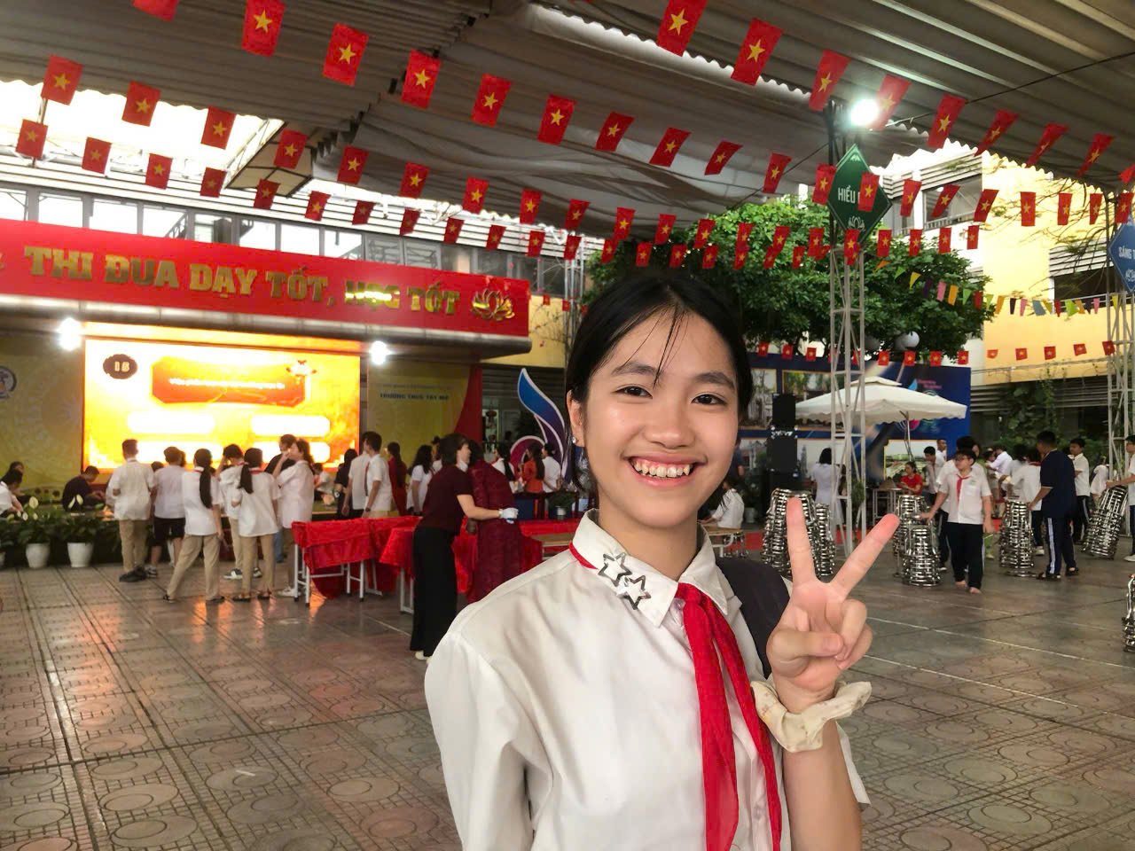Em Nguyễn Minh Khuê, học sinh lớp 7A Trường THCS Tây Mỗ, chia sẻ về thói quen tiết kiệm thực phẩm và lan tỏa lối sống xanh trong trường học. Ảnh: Hoàng Hiền. Em Nguyễn Minh Khuê, học sinh lớp 7A Trường THCS Tây Mỗ, chia sẻ về thói quen tiết kiệm thực phẩm và lan tỏa lối sống xanh trong trường học. Ảnh: Hoàng Hiền.