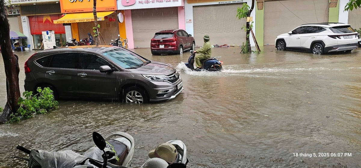 Chiều tối 18/5, địa bàn thành phố Bắc Giang lại xảy ra mưa lớn, hệ thống thoát nước không tiêu thoát kịp khiến nhiều tuyến đường ngập sâu đã ảnh hưởng rất lớn đến việc đi lại của người dân. Ảnh: Phạm Minh. Chiều tối 18/5, địa bàn thành phố Bắc Giang lại xảy ra mưa lớn, hệ thống thoát nước không tiêu thoát kịp khiến nhiều tuyến đường ngập sâu đã ảnh hưởng rất lớn đến việc đi lại của người dân. Ảnh: Phạm Minh.