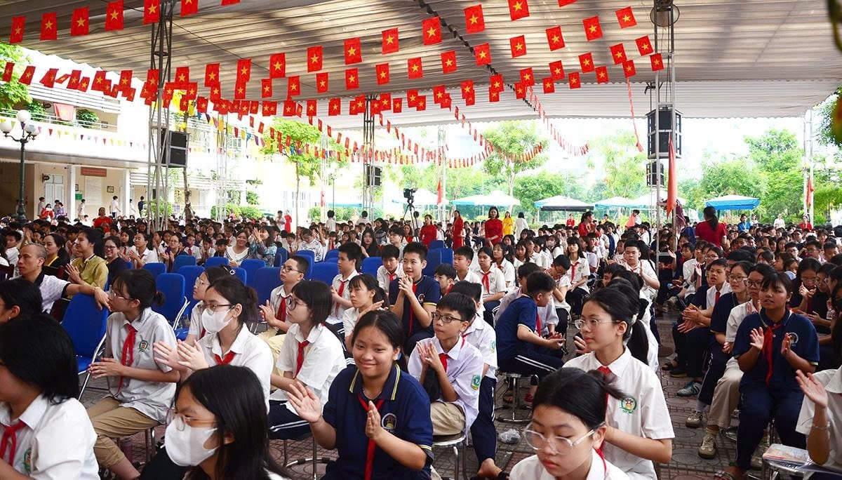 Các em học sinh của trường THCS Tây Mỗ hào hứng với sự kiện. Ảnh: Xuân Hà. Các em học sinh của trường THCS Tây Mỗ hào hứng với sự kiện. Ảnh: Xuân Hà.