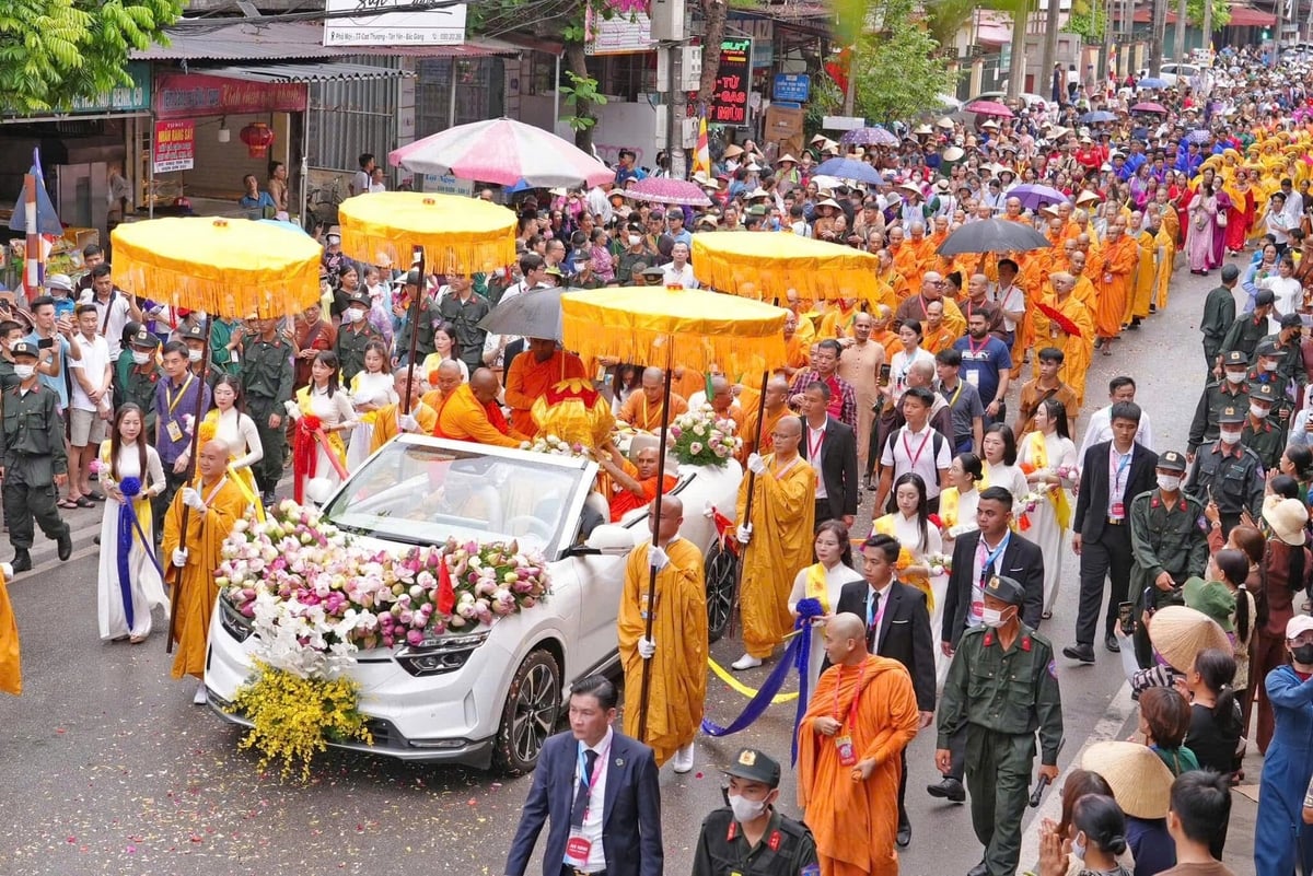 Lực lượng công an bảo đảm an ninh, trật tự cho đoàn cung rước Xá lợi Phật tại tỉnh Bắc Giang. Ảnh: Phạm Minh. Lực lượng công an bảo đảm an ninh, trật tự cho đoàn cung rước Xá lợi Phật tại tỉnh Bắc Giang. Ảnh: Phạm Minh.