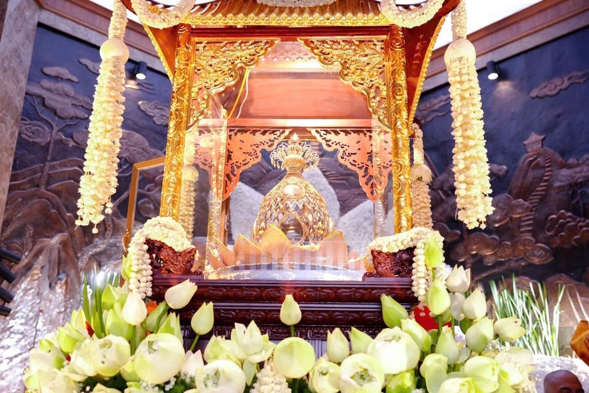 Xá lợi Phật được cung rước đến chùa Phúc Sơn. Ảnh: Phạm Minh. Xá lợi Phật được cung rước đến chùa Phúc Sơn. Ảnh: Phạm Minh.