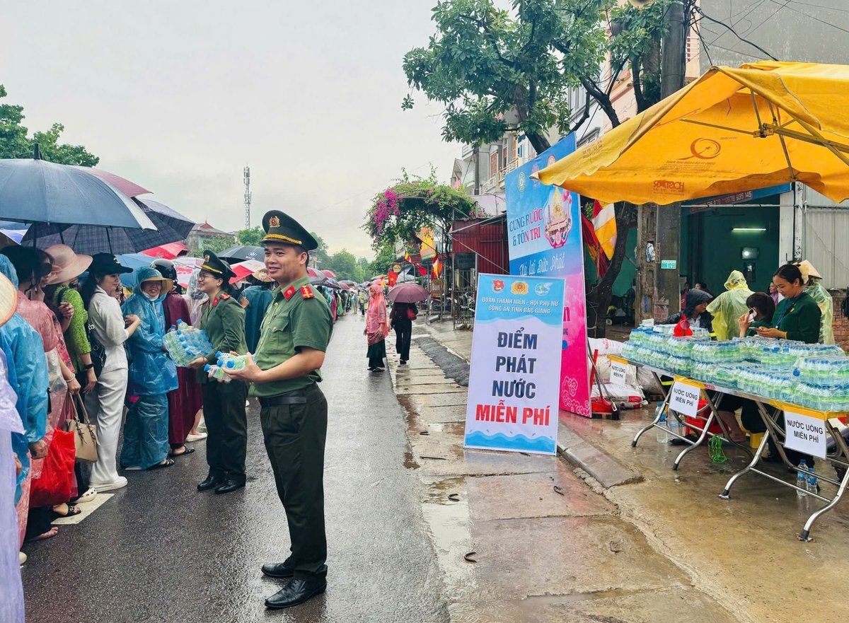 Lực lượng công an hỗ trợ nước uống cho du khách về chiêm bái Xá lợi Đức Phật tại tỉnh Bắc Giang. Ảnh: Đức Mạnh. Lực lượng công an hỗ trợ nước uống cho du khách về chiêm bái Xá lợi Đức Phật tại tỉnh Bắc Giang. Ảnh: Đức Mạnh.