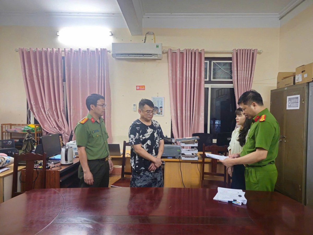 Đọc lệnh bắt tạm giam đối tượng Nick Lim. Ảnh: Công an tỉnh Phú Thọ. Đọc lệnh bắt tạm giam đối tượng Nick Lim. Ảnh: Công an tỉnh Phú Thọ.
